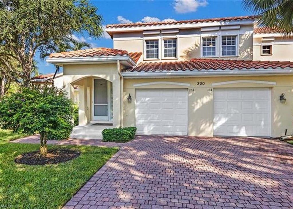 200 L’Ambiance Cir #2-204, Naples