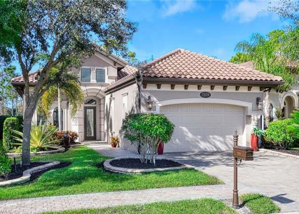 7379 Lantana Cir, Naples