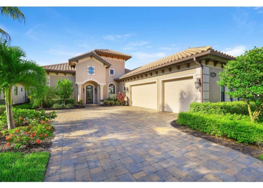 7446 Lantana Cir, Naples