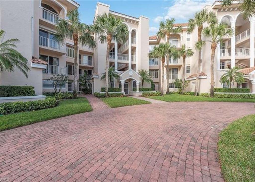 8420 Abbington Cir #B32, Naples